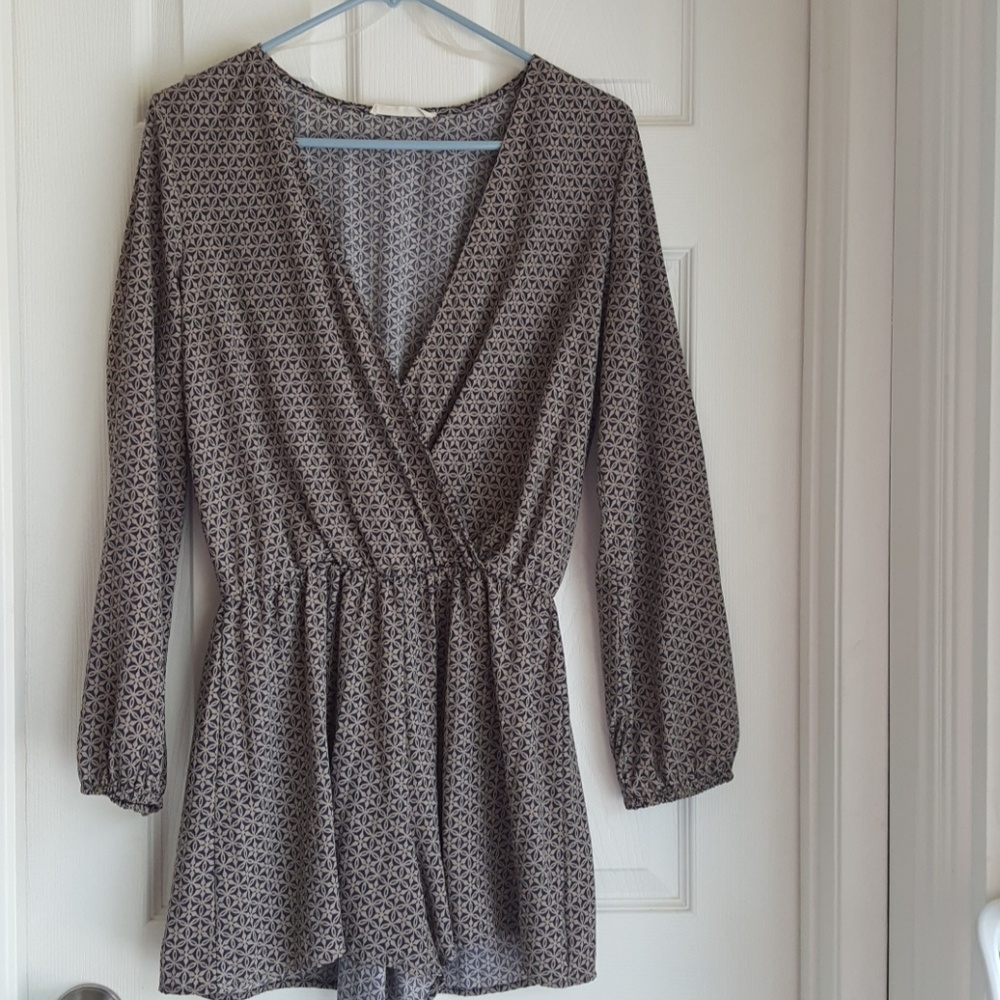 Short romper with long sleeves